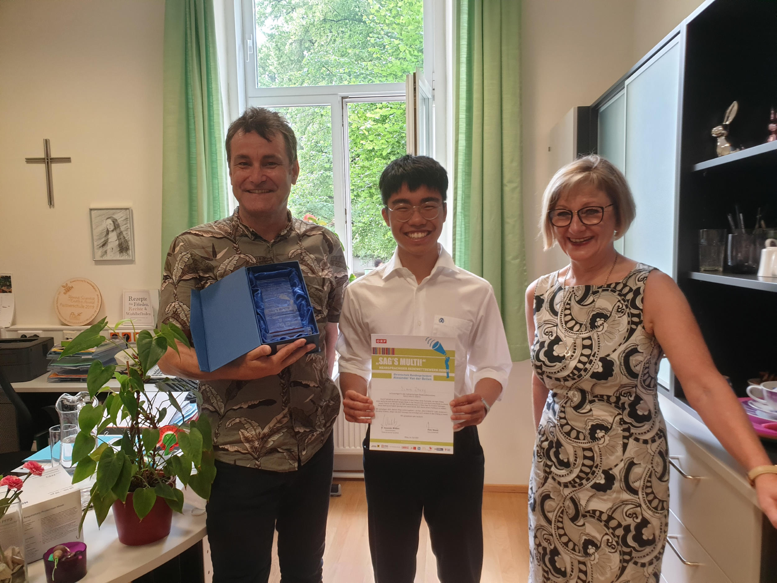 Simon Zhang bei Frau Direktor Leibnitz mit Prof. Hämmerle Simon Zhang bei Frau Direktor Leibnitz mit Prof. Hämmerle