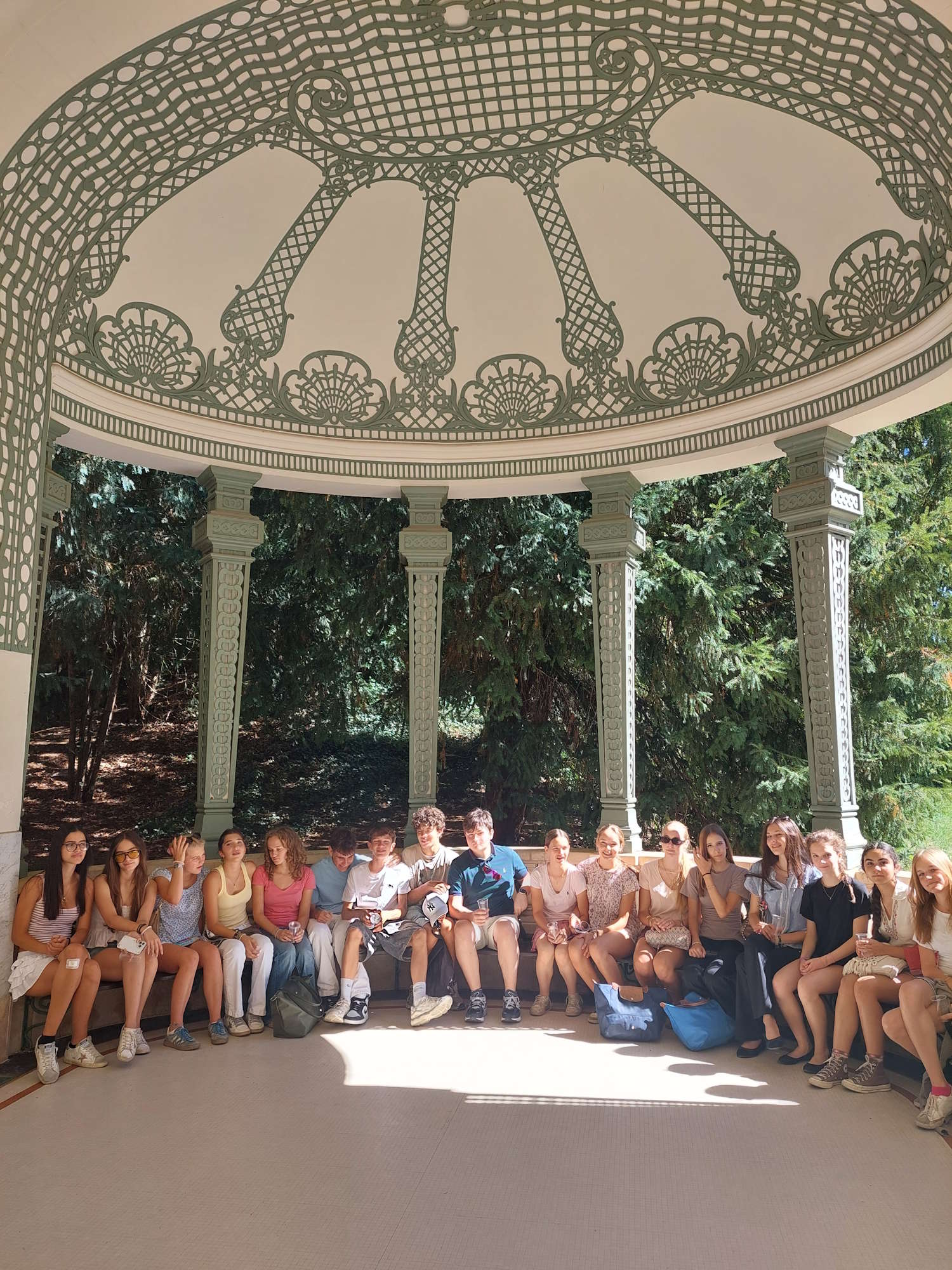 Nos élèves prennent la pose devant le pavillon de la source des Céléstins