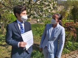 Europabotschafterin Schwarz mit dem frisch ernannten MR-Juniorbotschafter