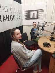 Schülerinnen im französischen Radio