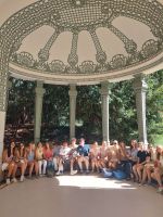 Nos élèves prennent la pose devant le pavillon de la source des Céléstins